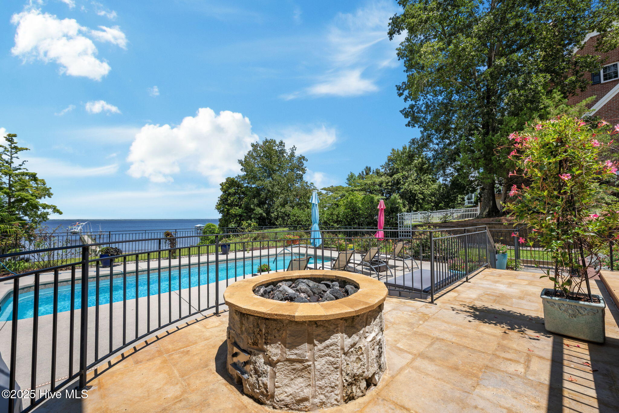 216 Drake Landing