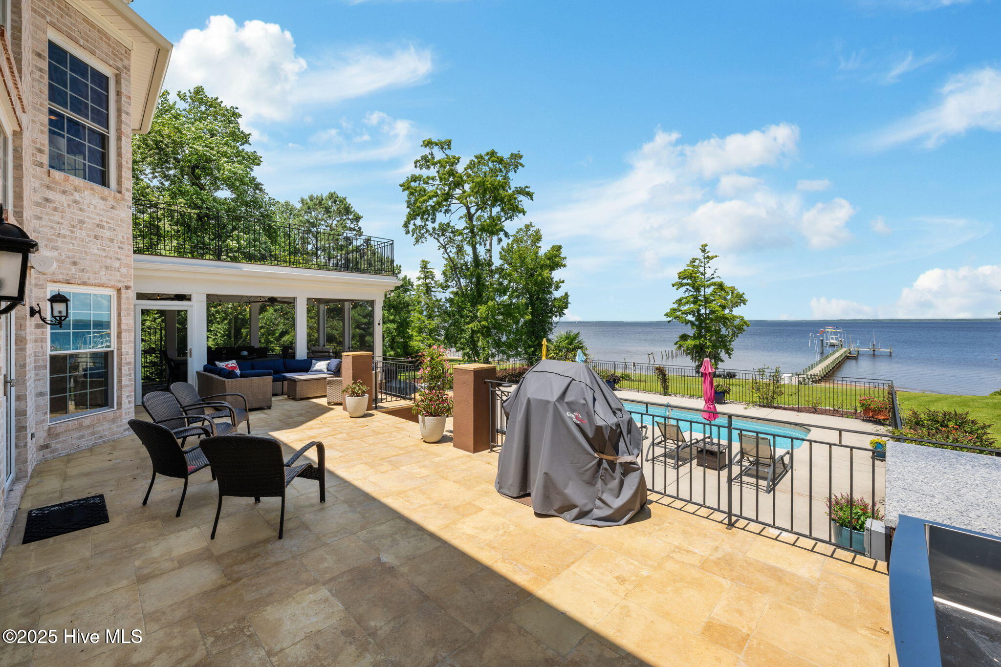 216 Drake Landing