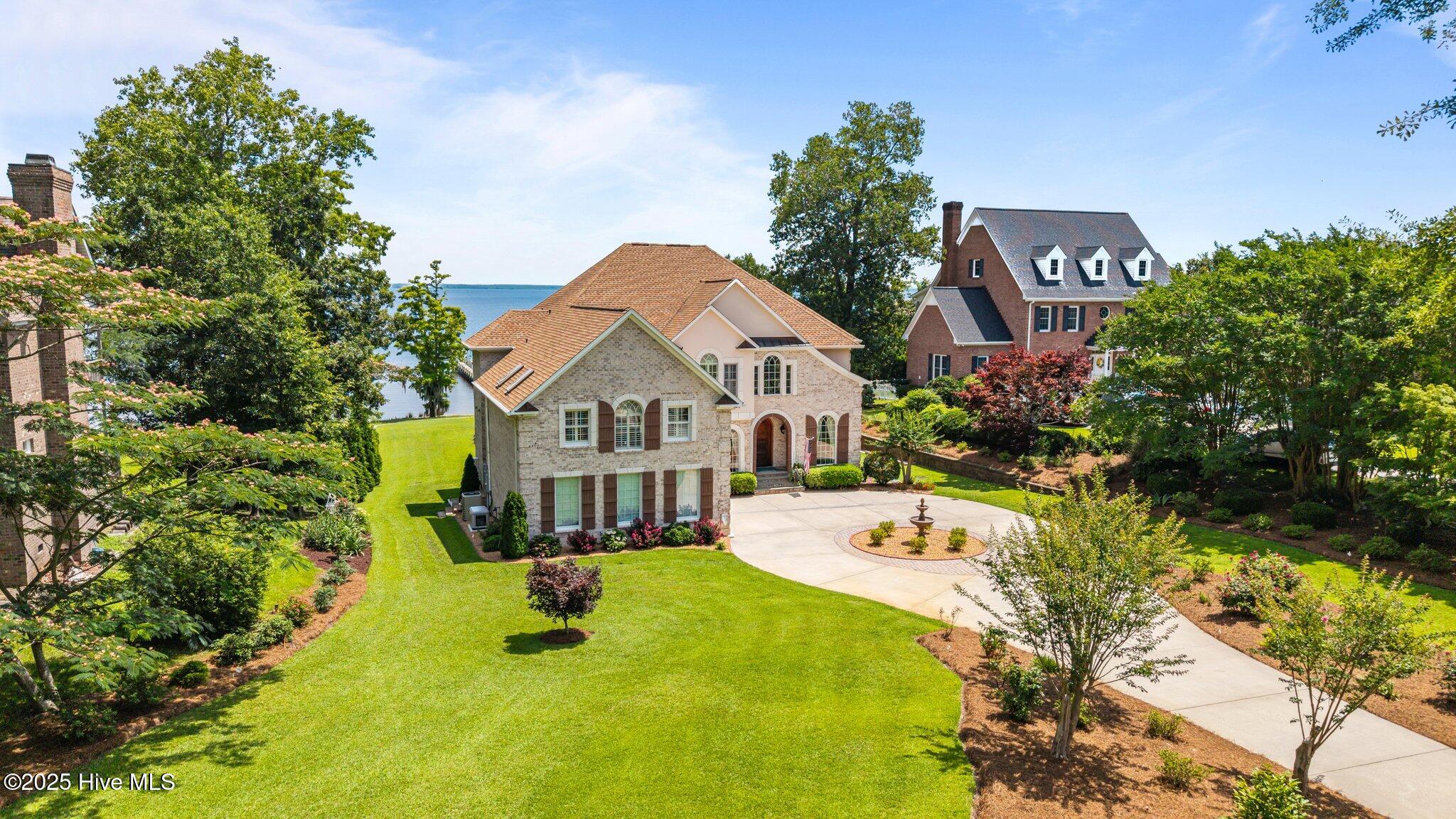 216 Drake Landing
