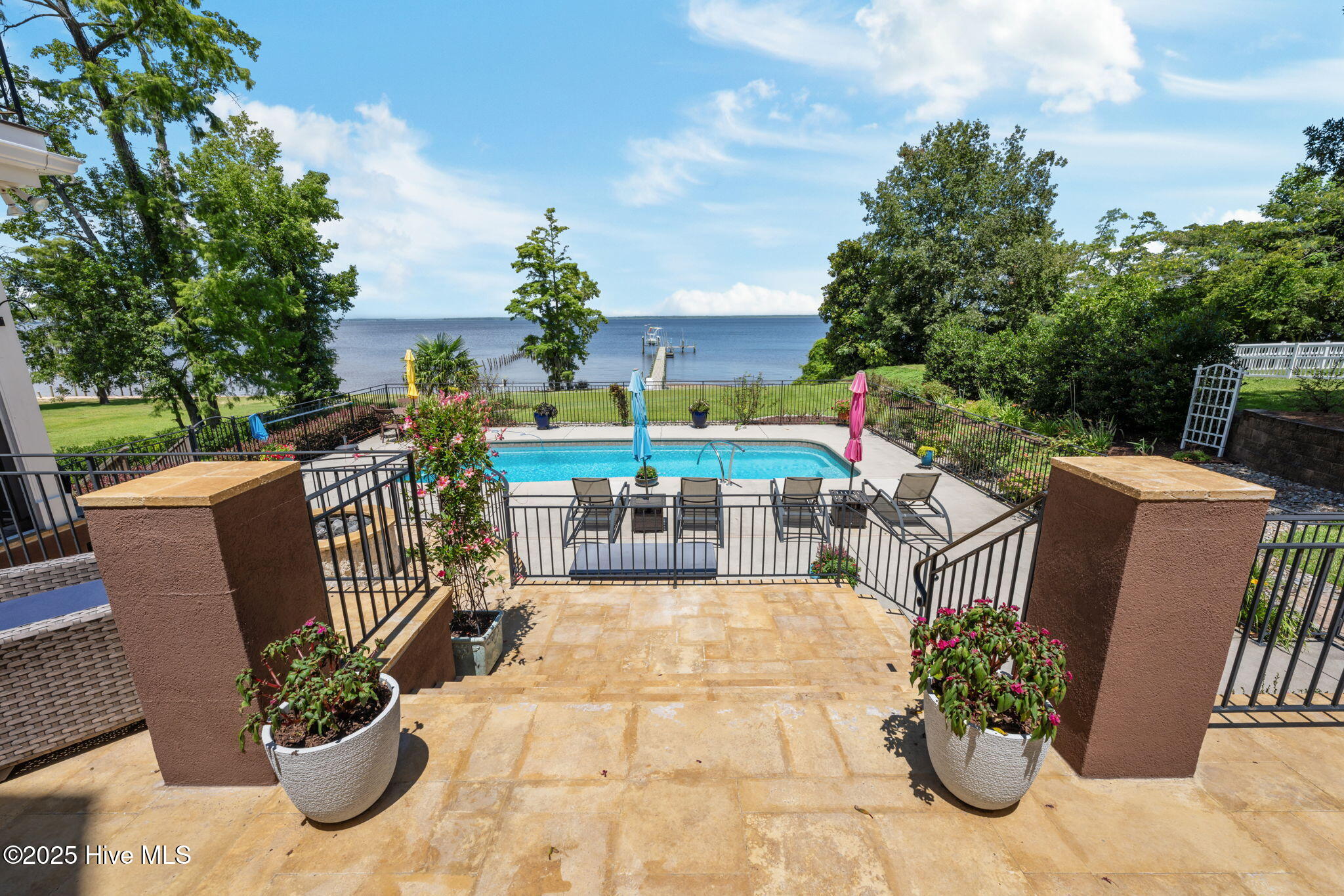 216 Drake Landing