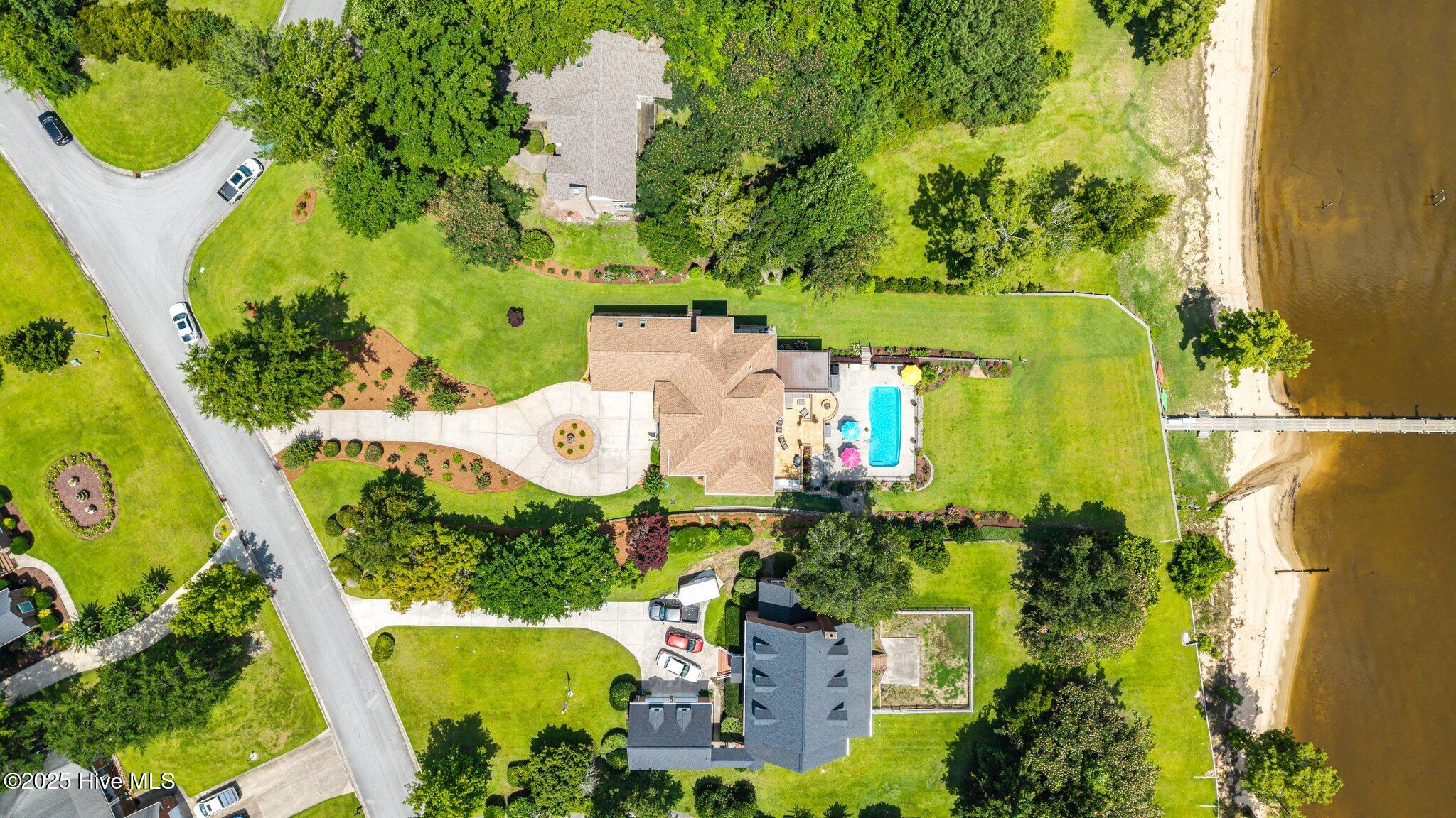216 Drake Landing