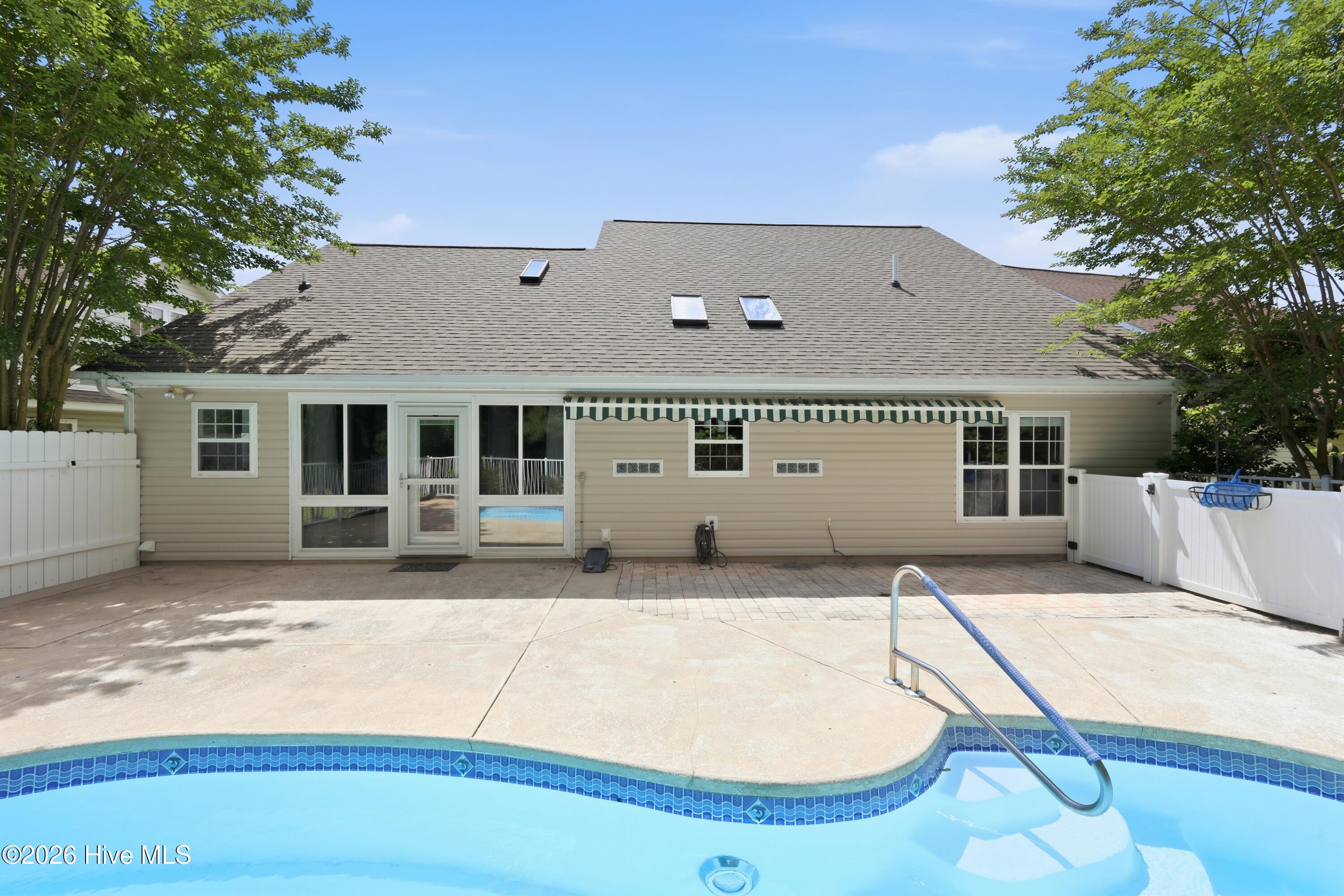 320 Neuchatel Road