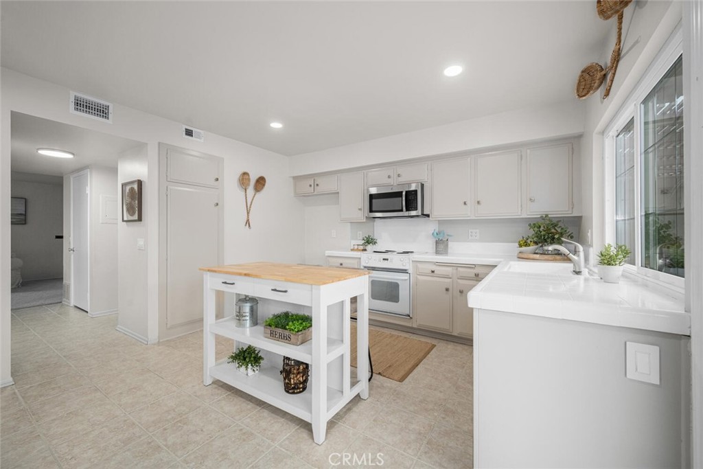 4057 Via Encinas