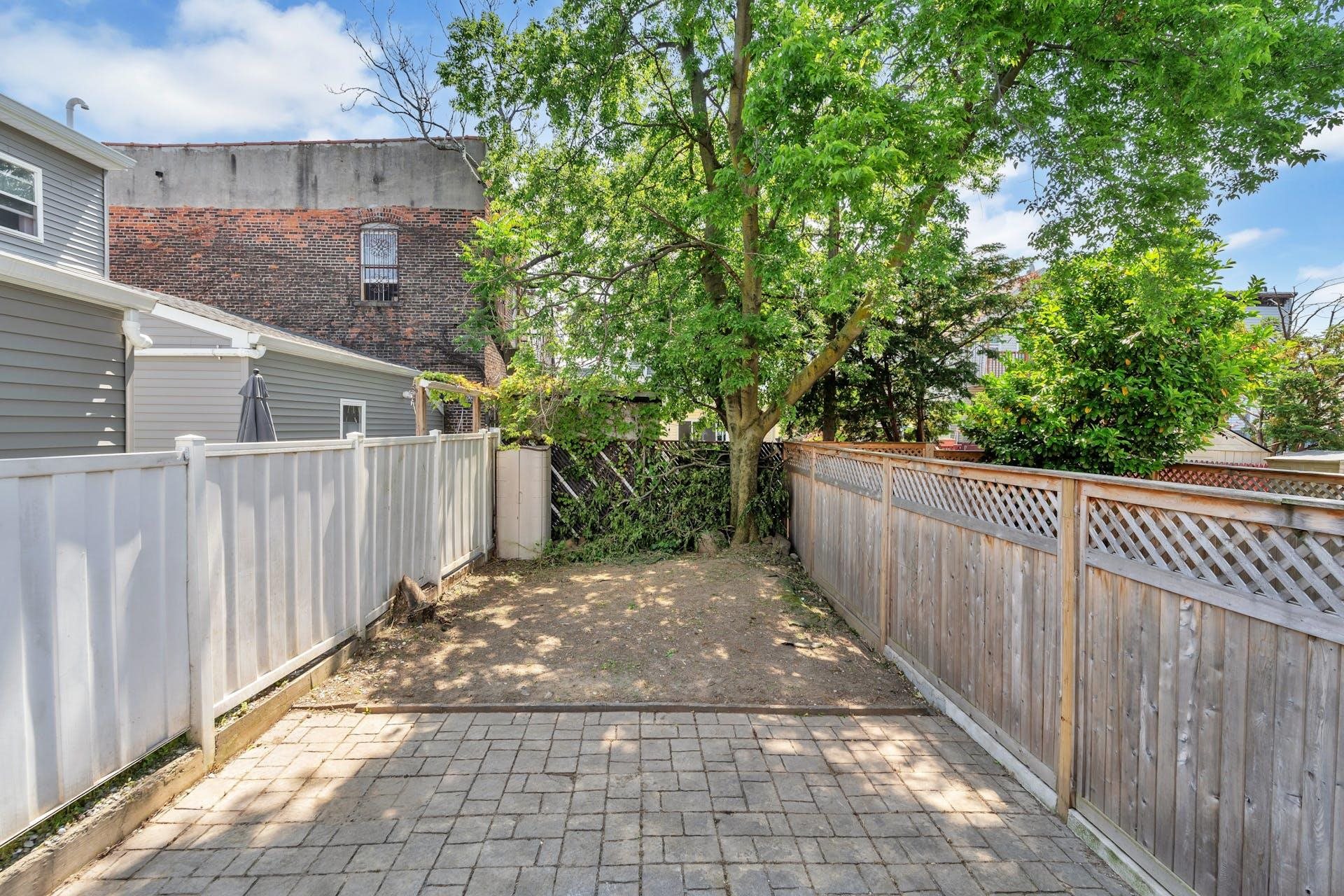 322 WEBSTER AVE Unit: 1FL