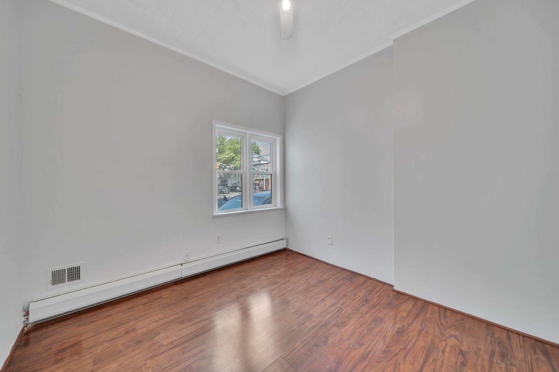322 WEBSTER AVE Unit: 1FL
