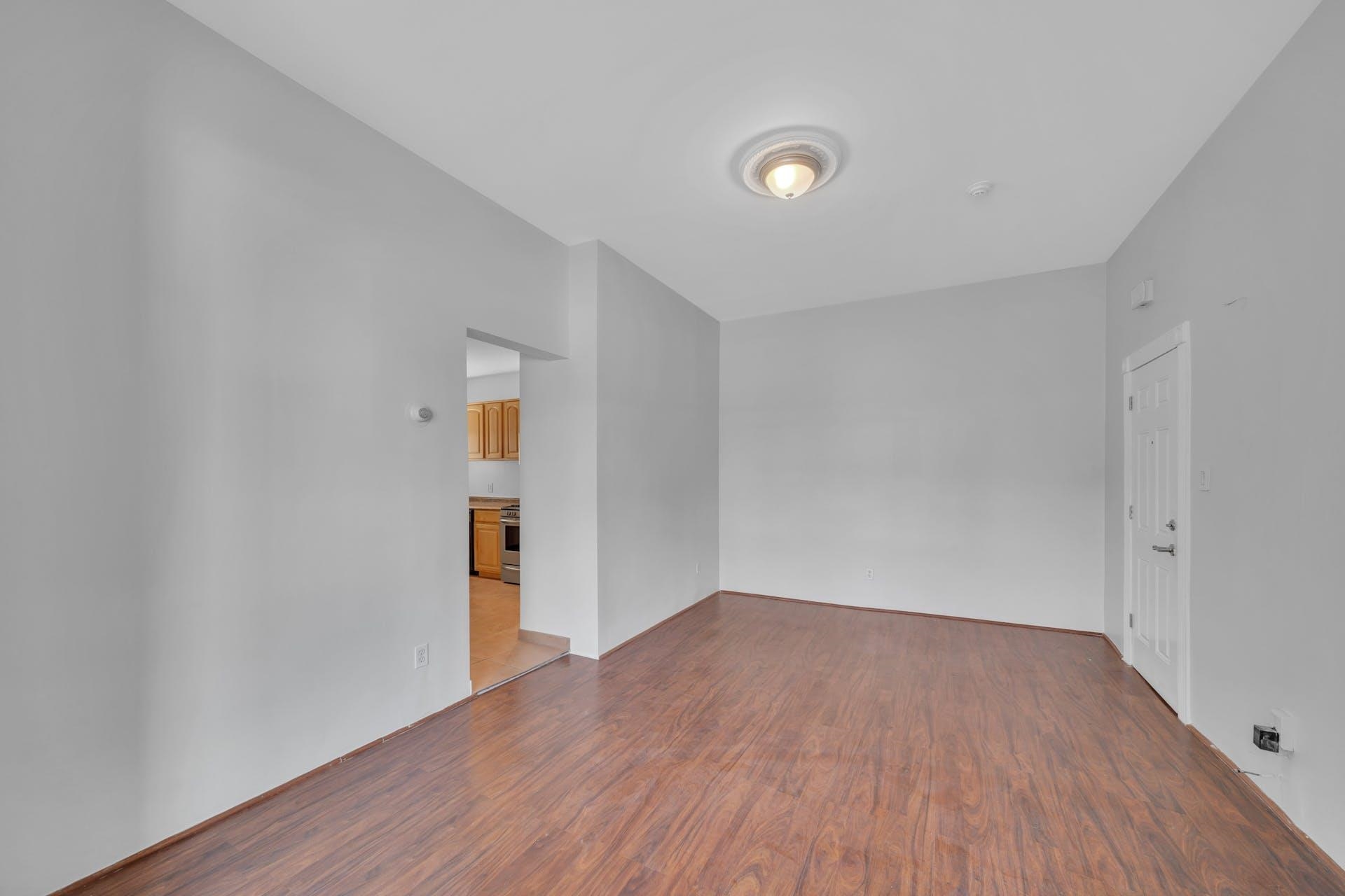 322 WEBSTER AVE Unit: 1FL