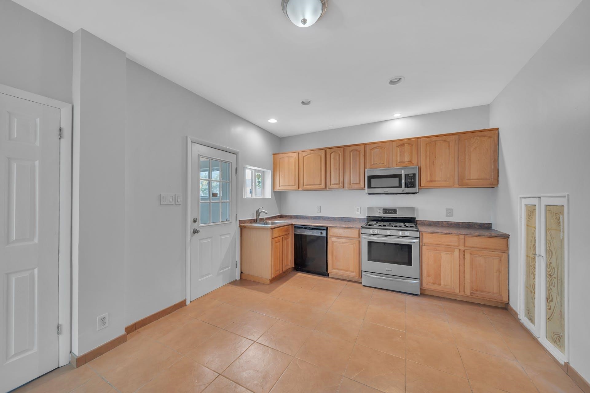 322 WEBSTER AVE Unit: 1FL