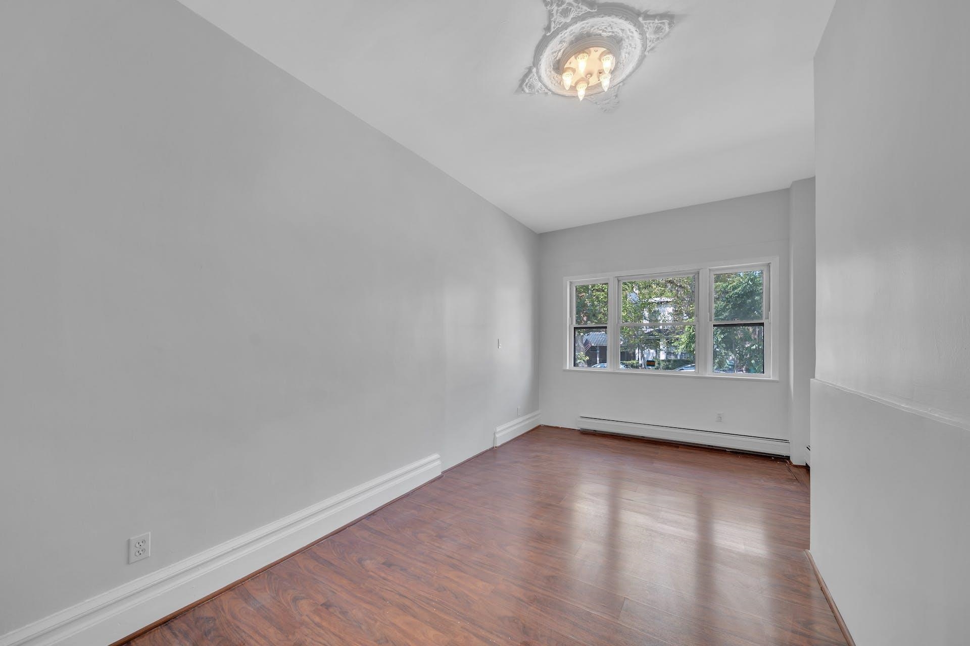 322 WEBSTER AVE Unit: 1FL