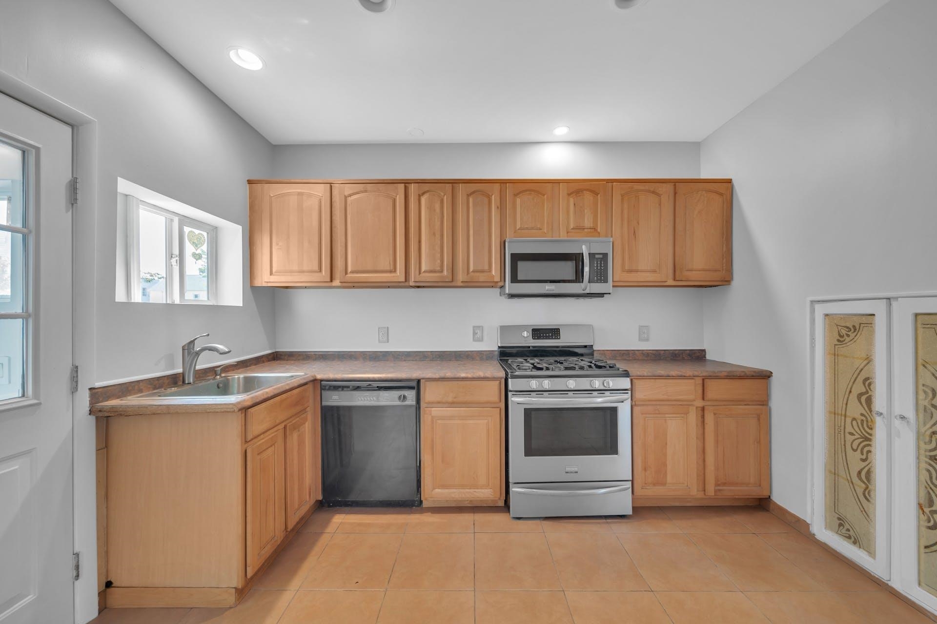 322 WEBSTER AVE Unit: 1FL