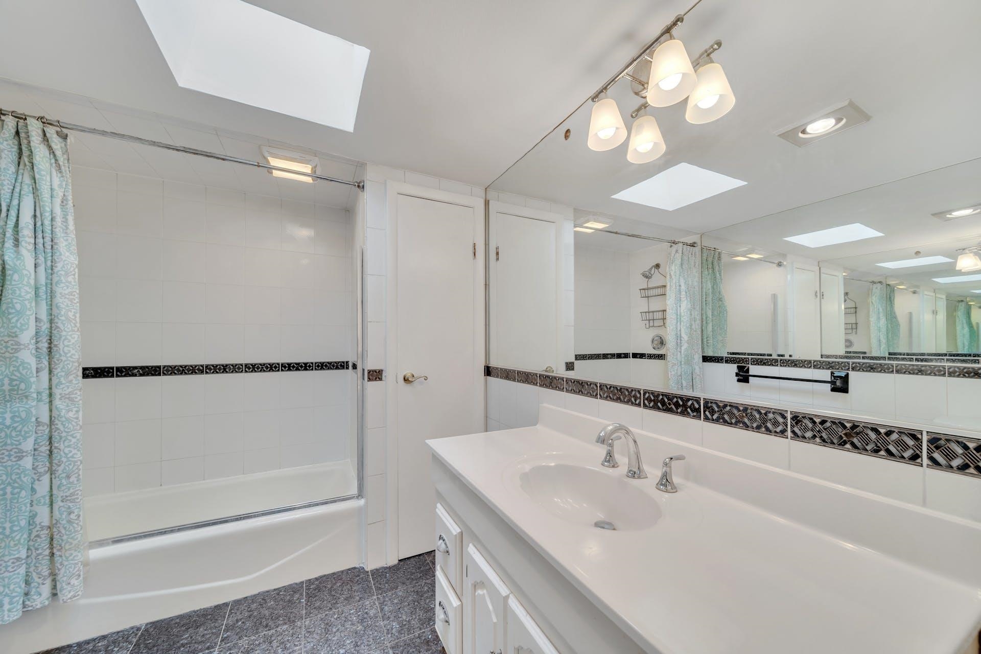 322 WEBSTER AVE Unit: 1FL