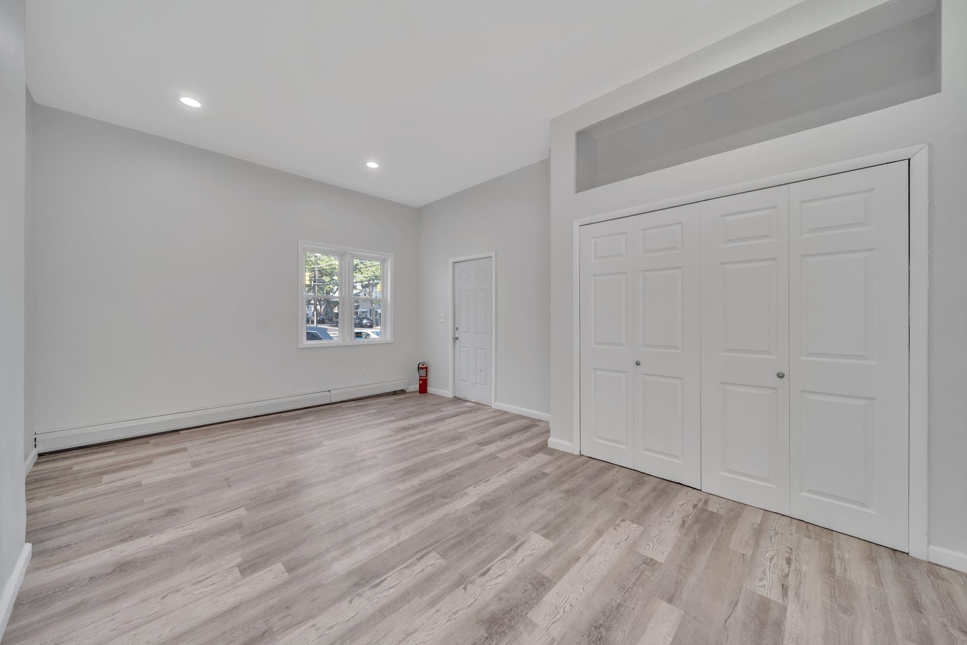 322 WEBSTER AVE Unit: 1FL