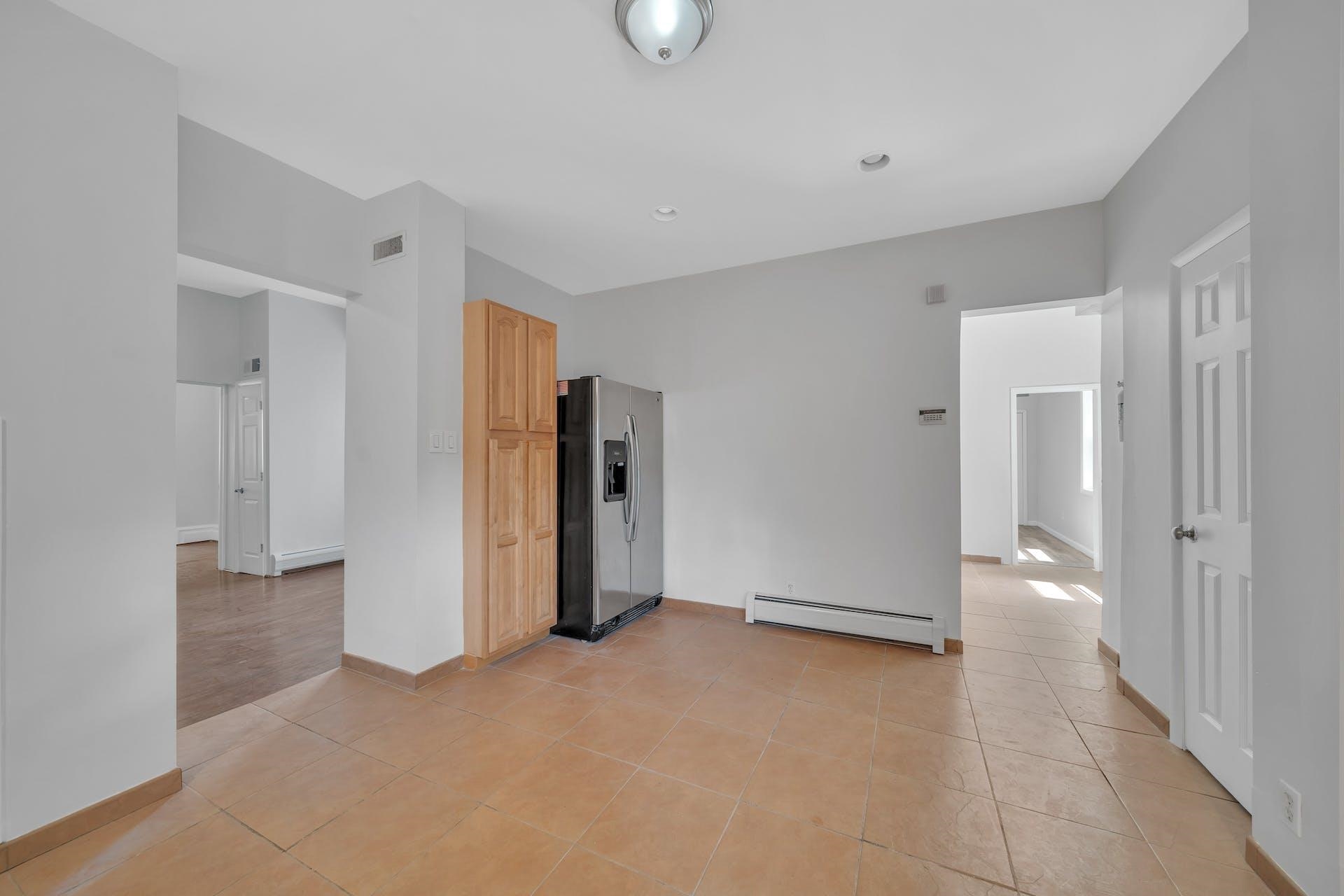 322 WEBSTER AVE Unit: 1FL