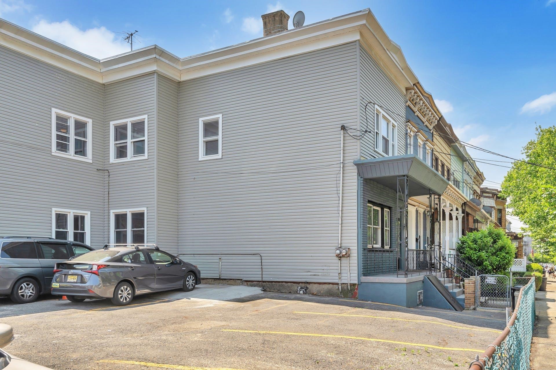 322 WEBSTER AVE Unit: 1FL
