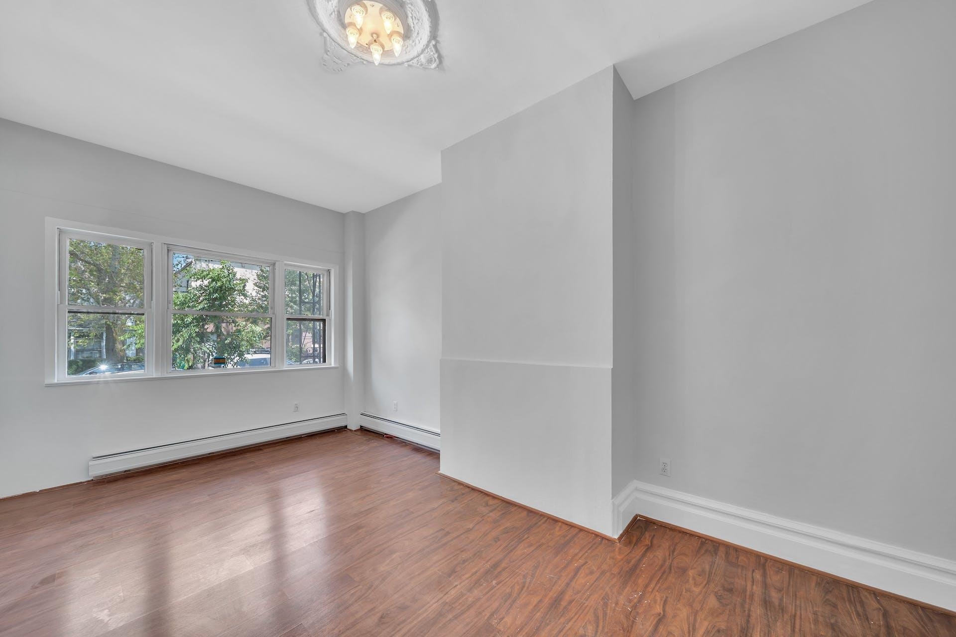 322 WEBSTER AVE Unit: 1FL