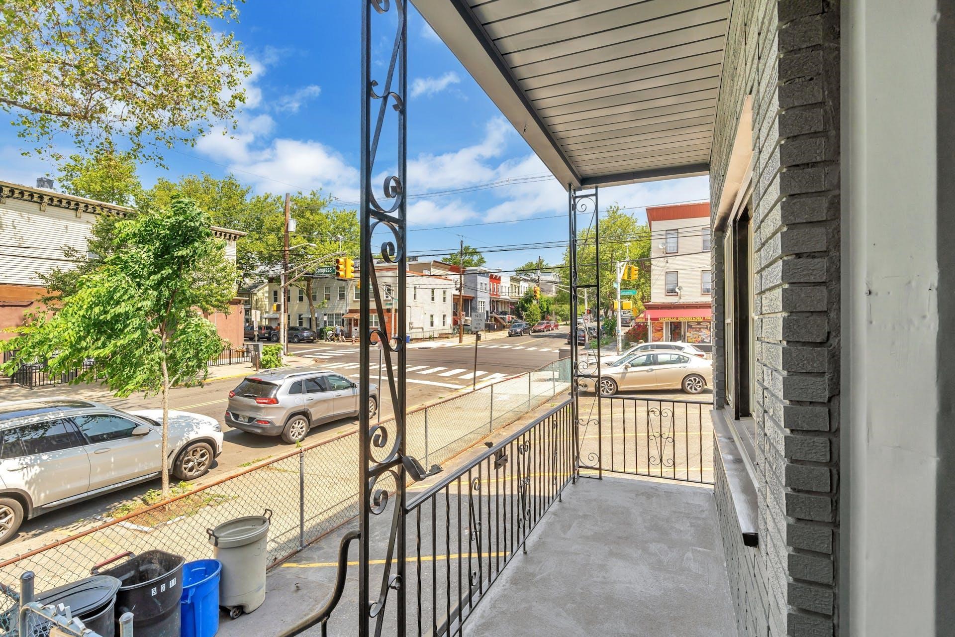 322 WEBSTER AVE Unit: 1FL