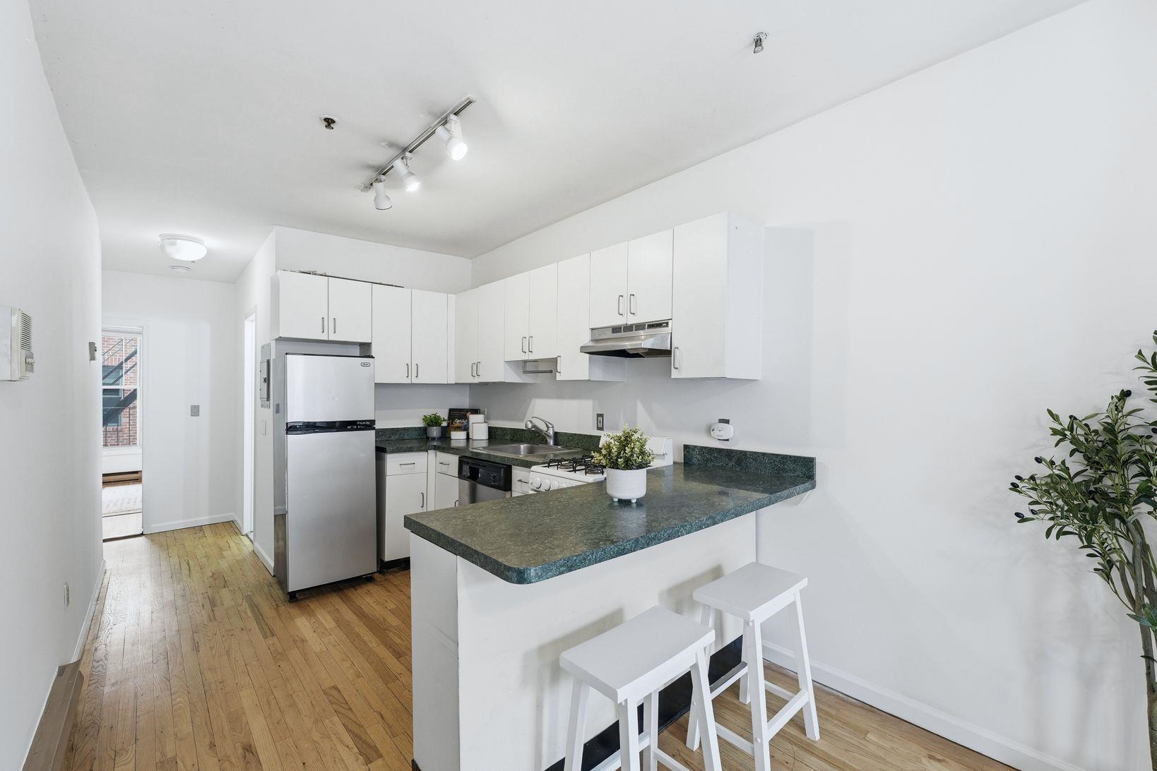 509 MONROE ST Unit: 3L