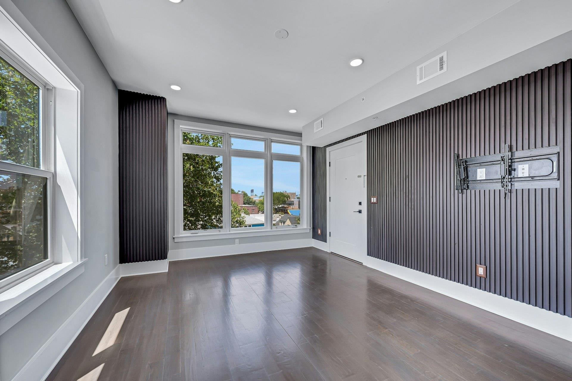 76 CORBIN AVE