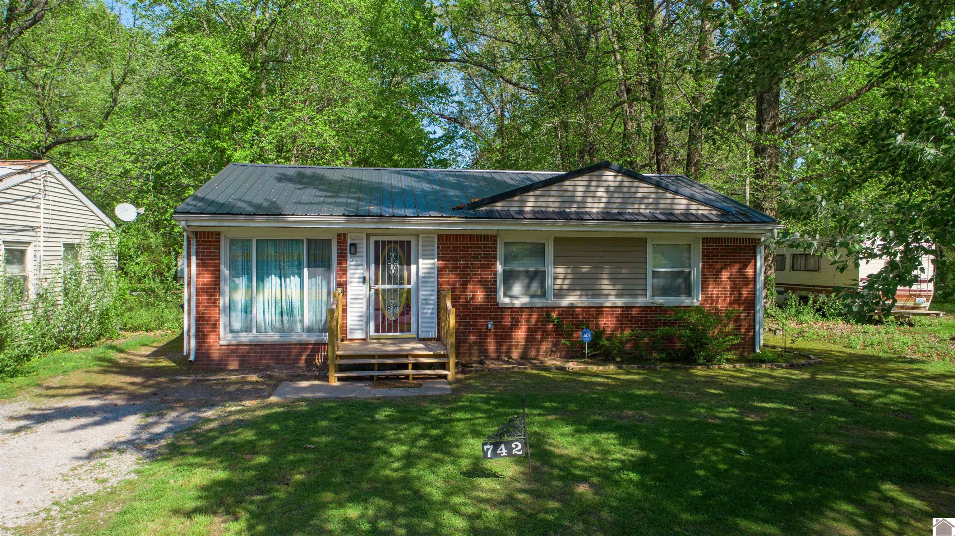 742 Levin Ave