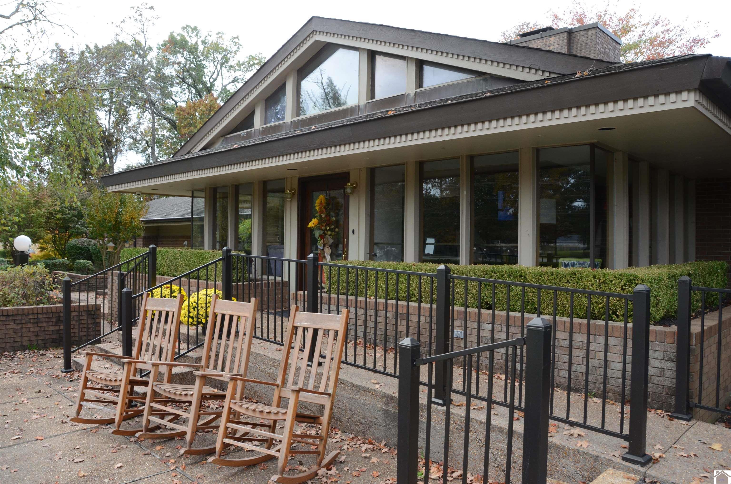 549 Robertson Road South