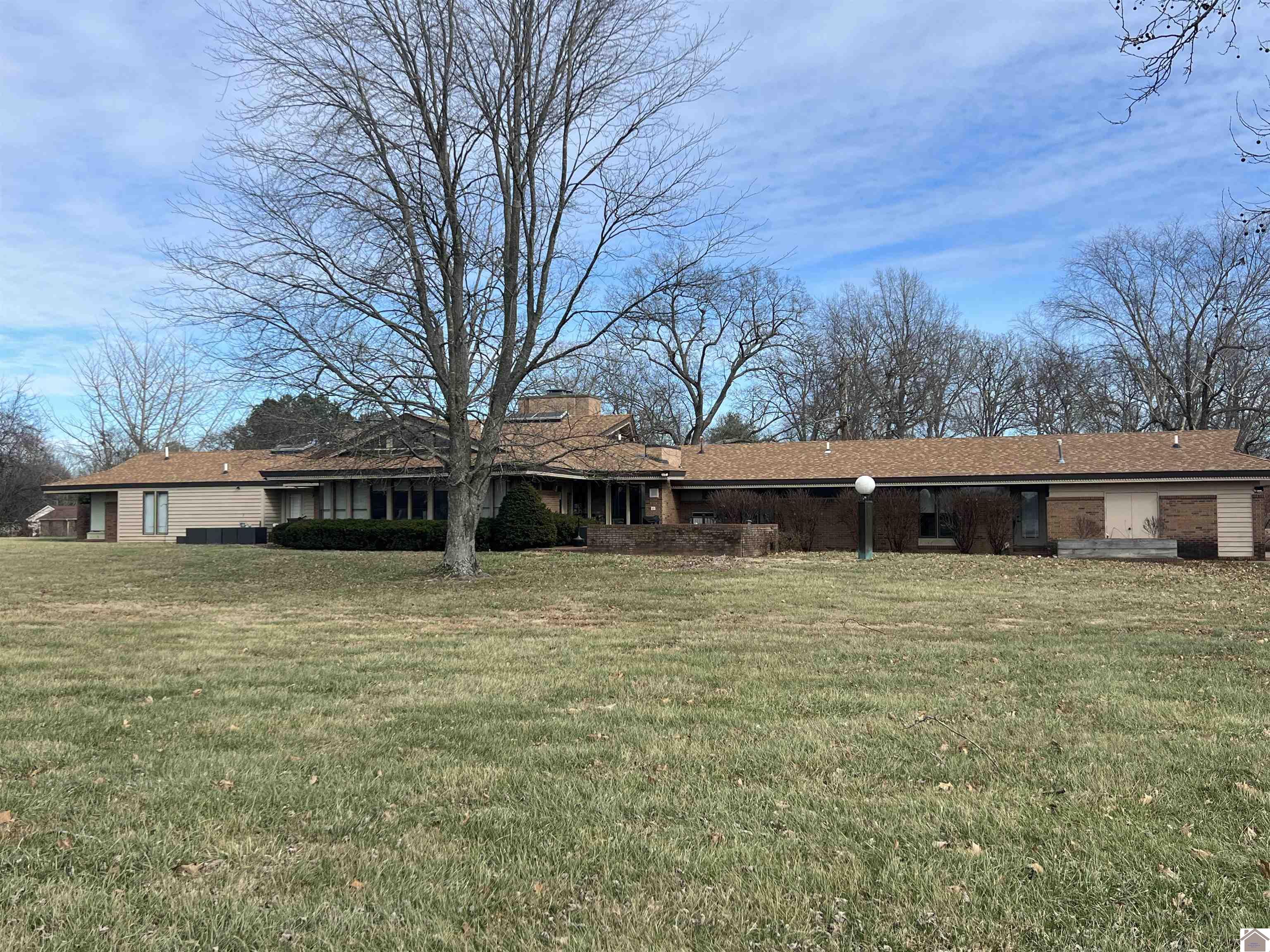 549 Robertson Road South