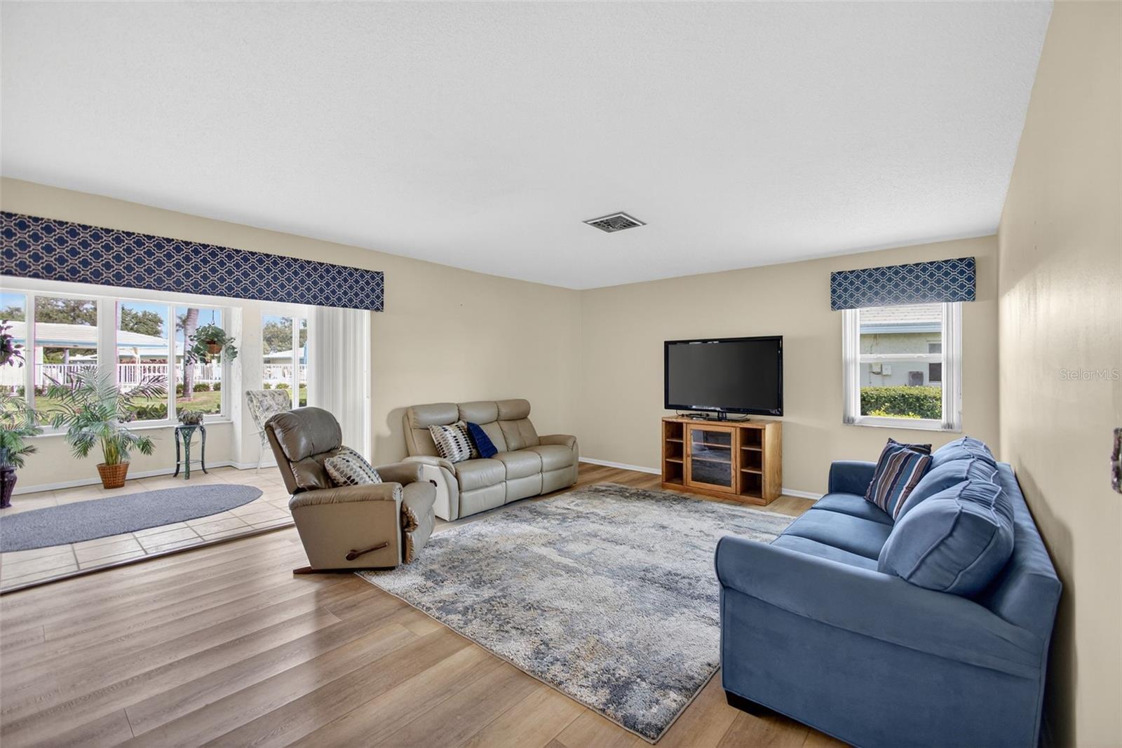 6816 10TH AVE W