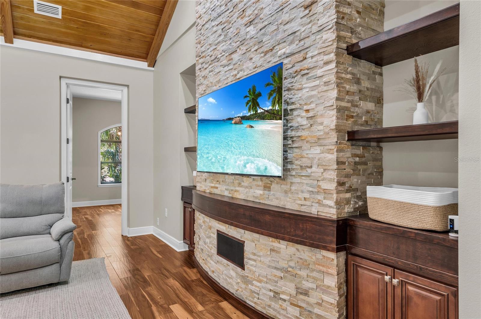5911 RIVER FOREST CIR