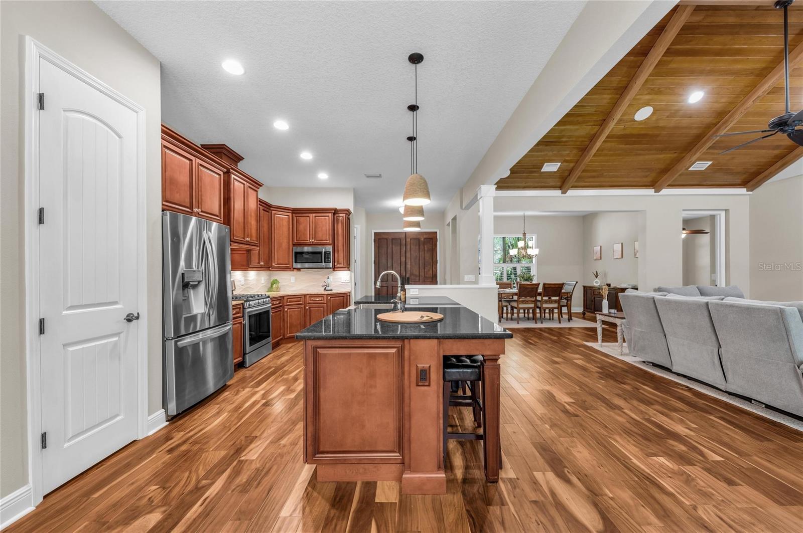 5911 RIVER FOREST CIR