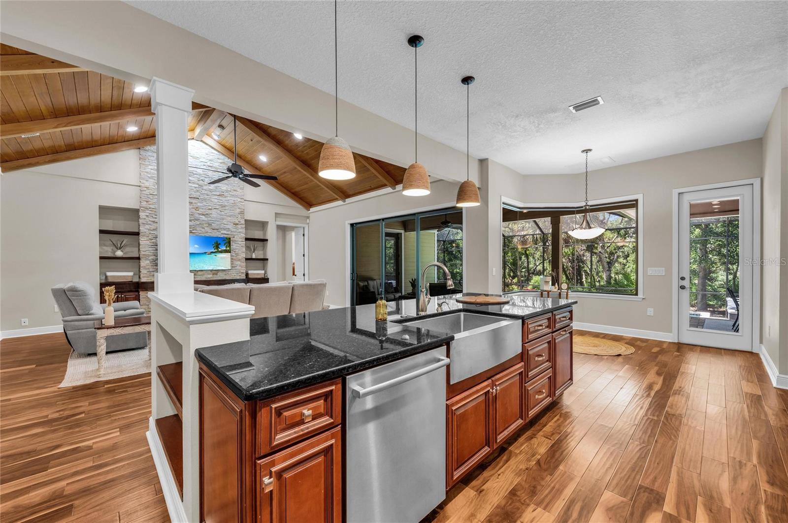 5911 RIVER FOREST CIR