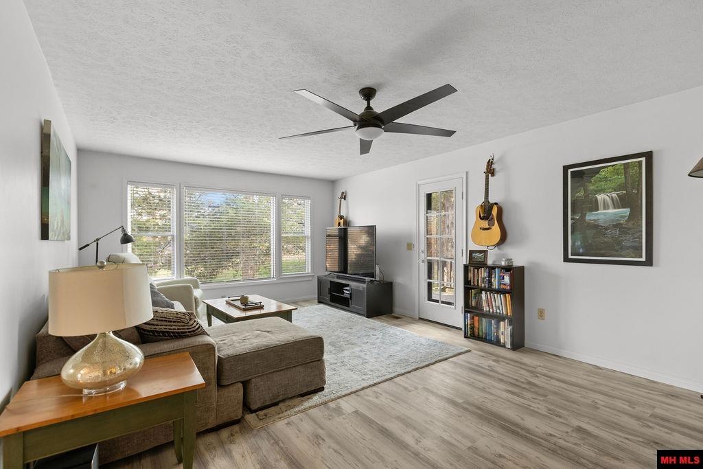 709 DOGLEG DRIVE