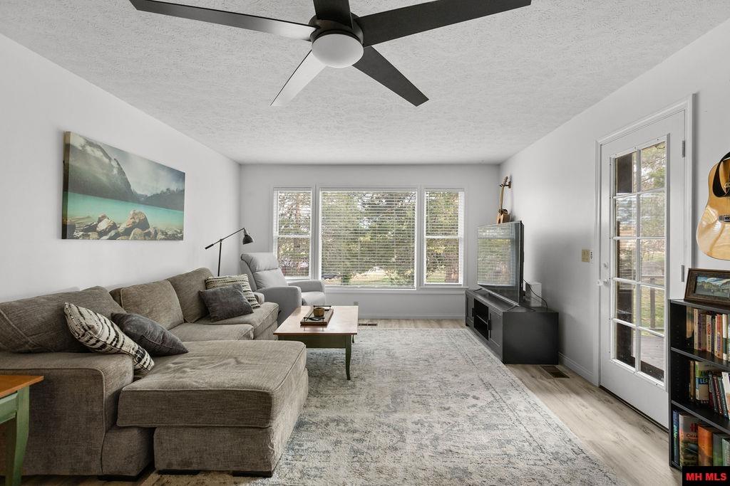 709 DOGLEG DRIVE