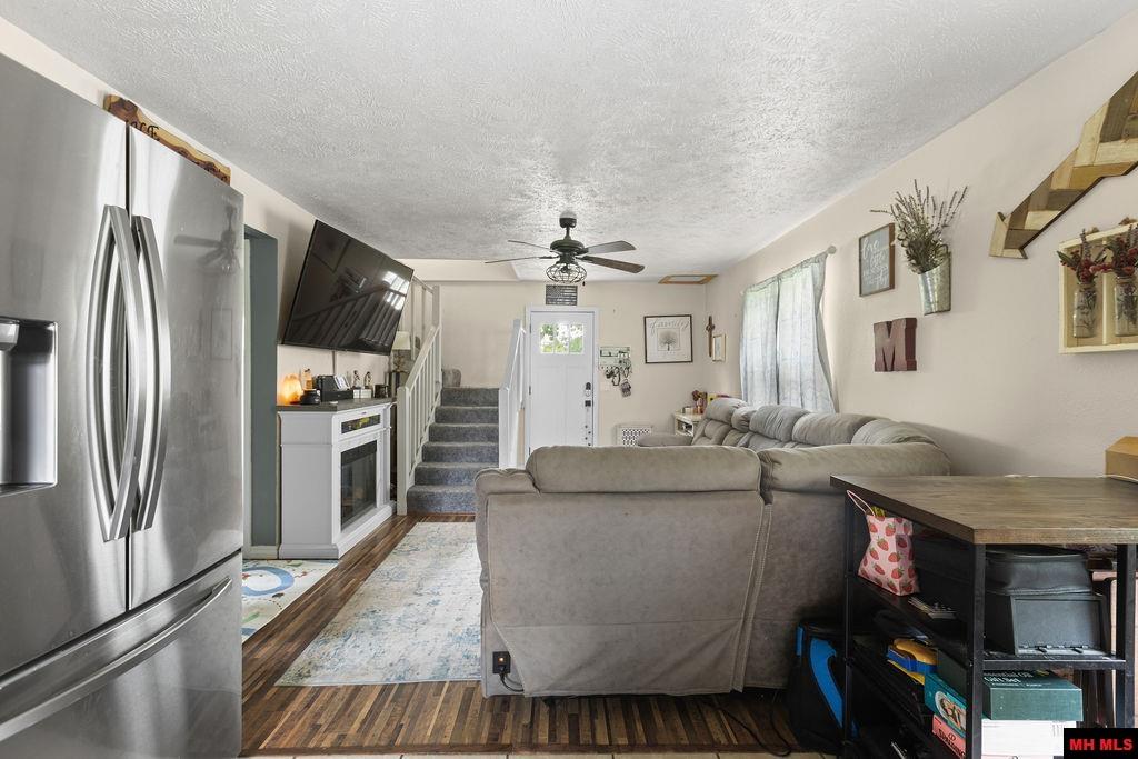 86 SWAYING OAK DRIVE