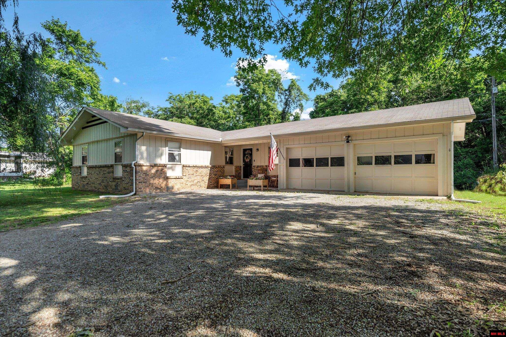 909 TIPTON PLACE