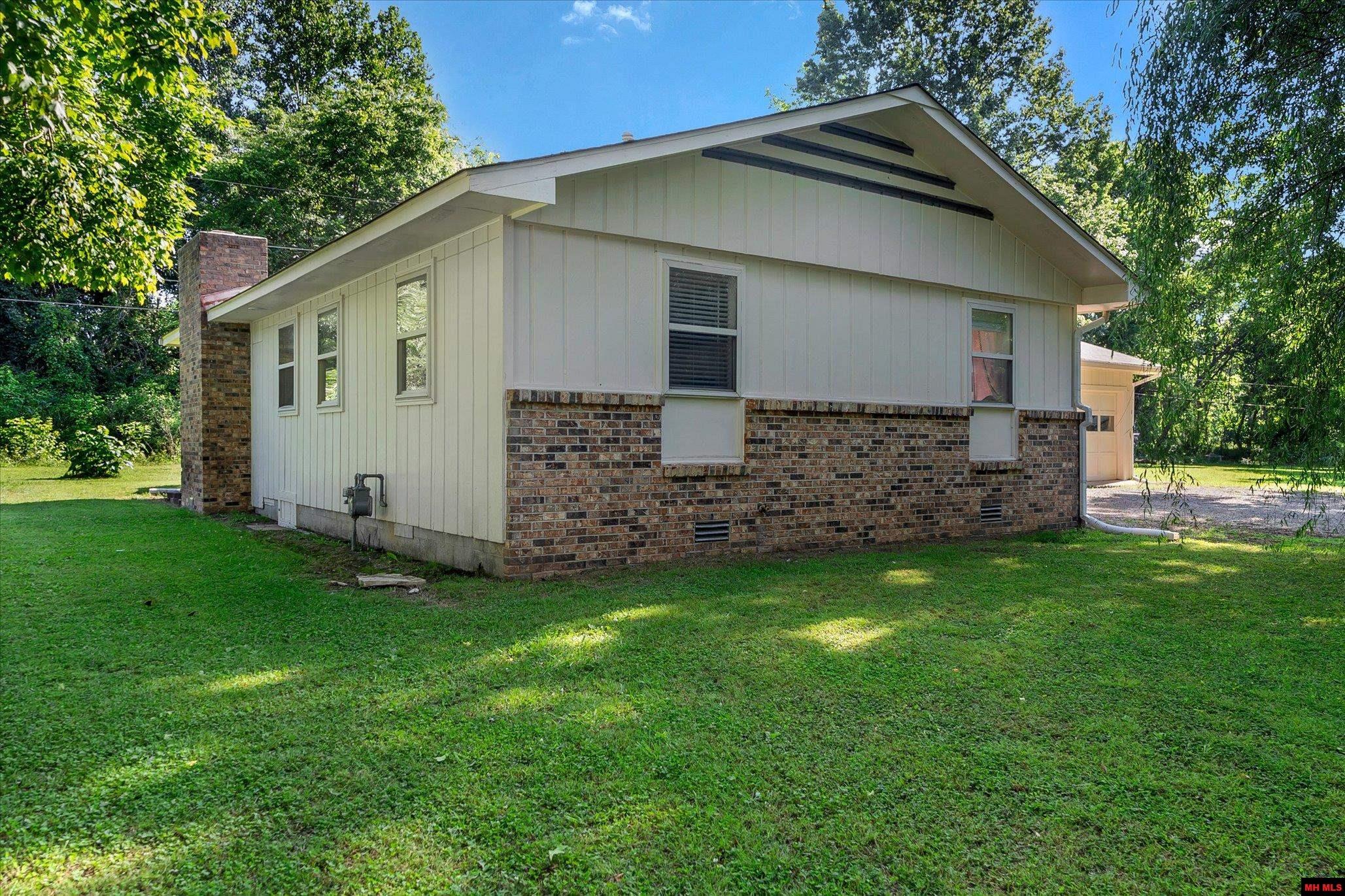 909 TIPTON PLACE
