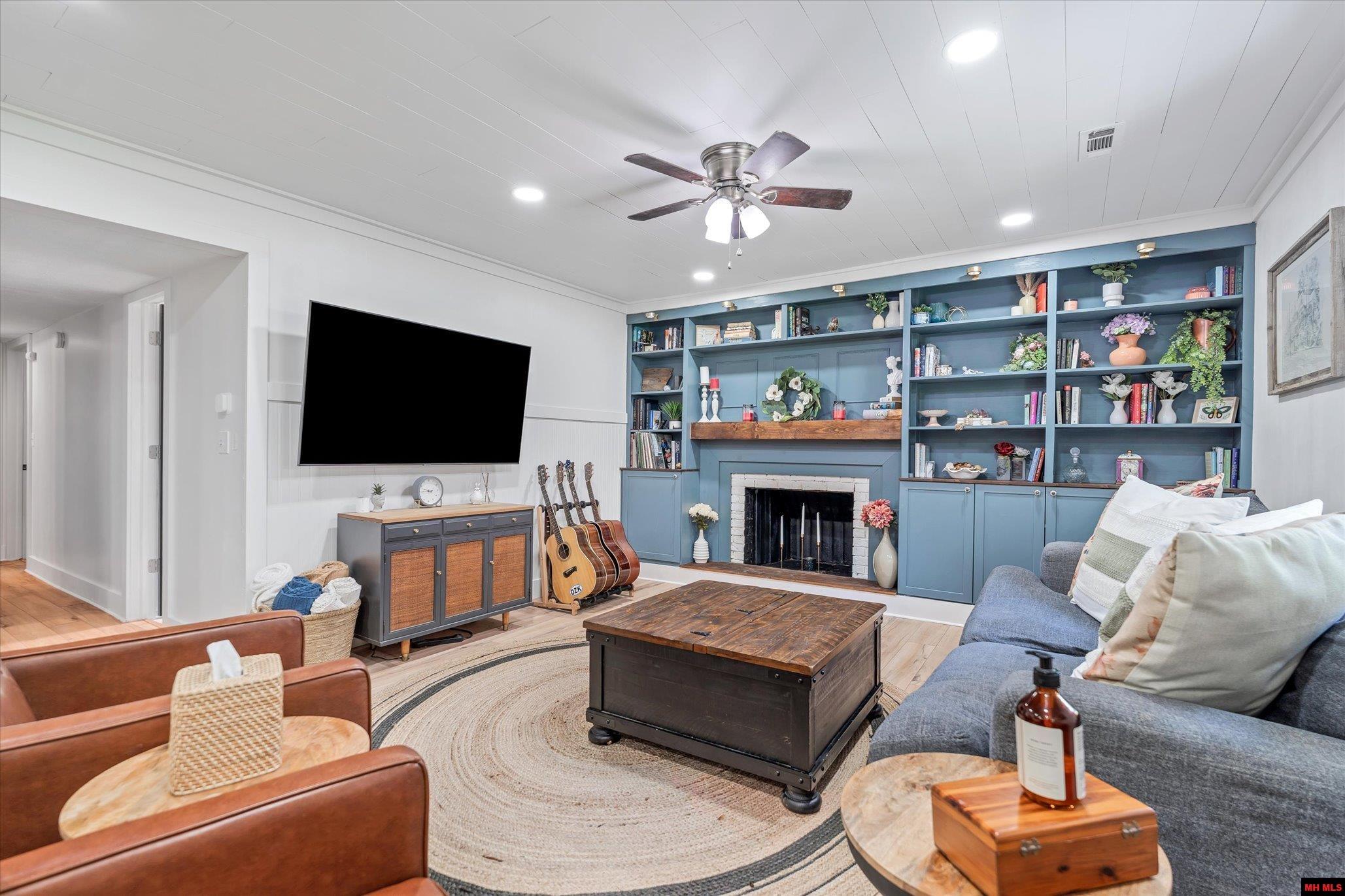 909 TIPTON PLACE