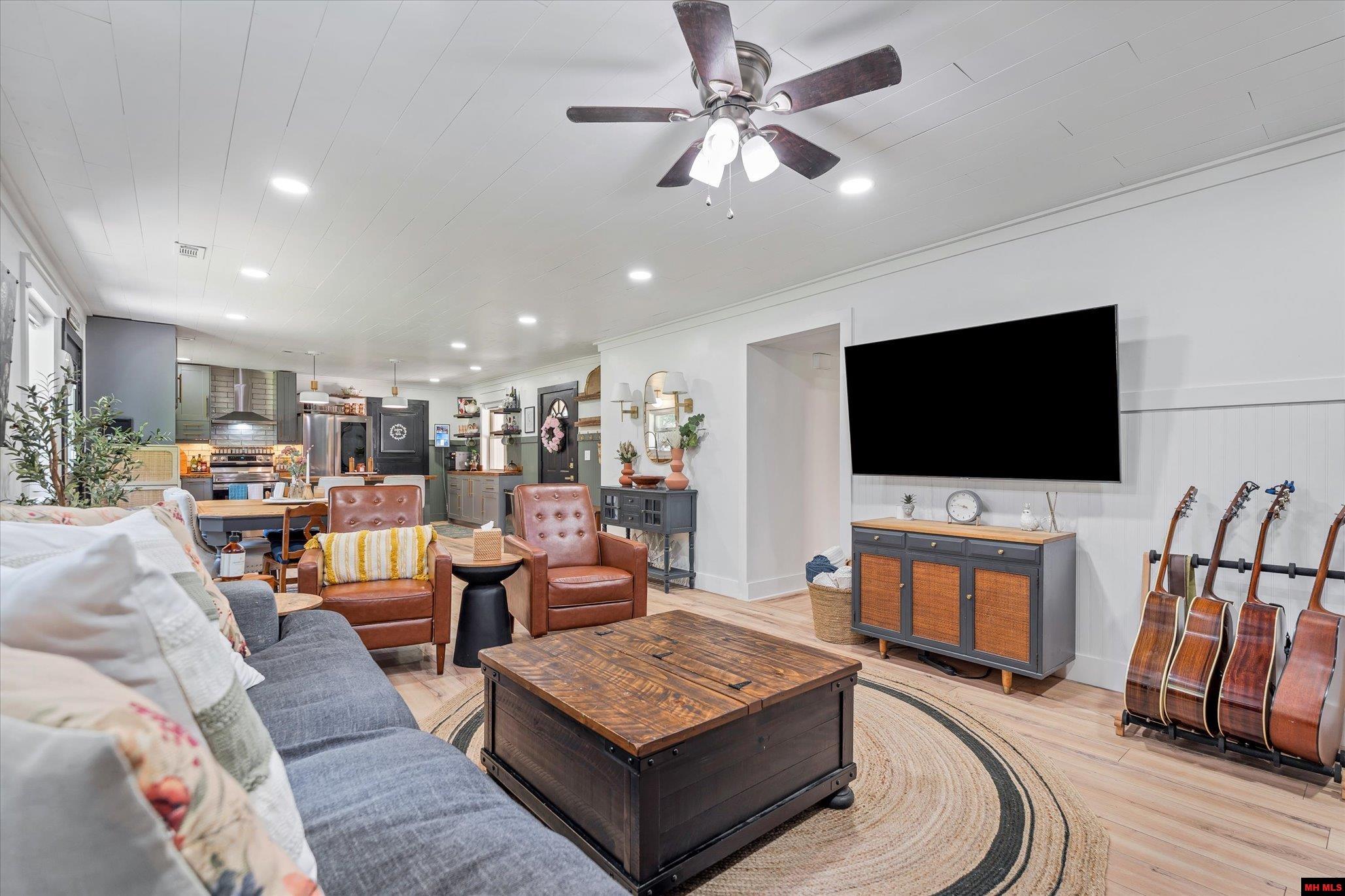 909 TIPTON PLACE