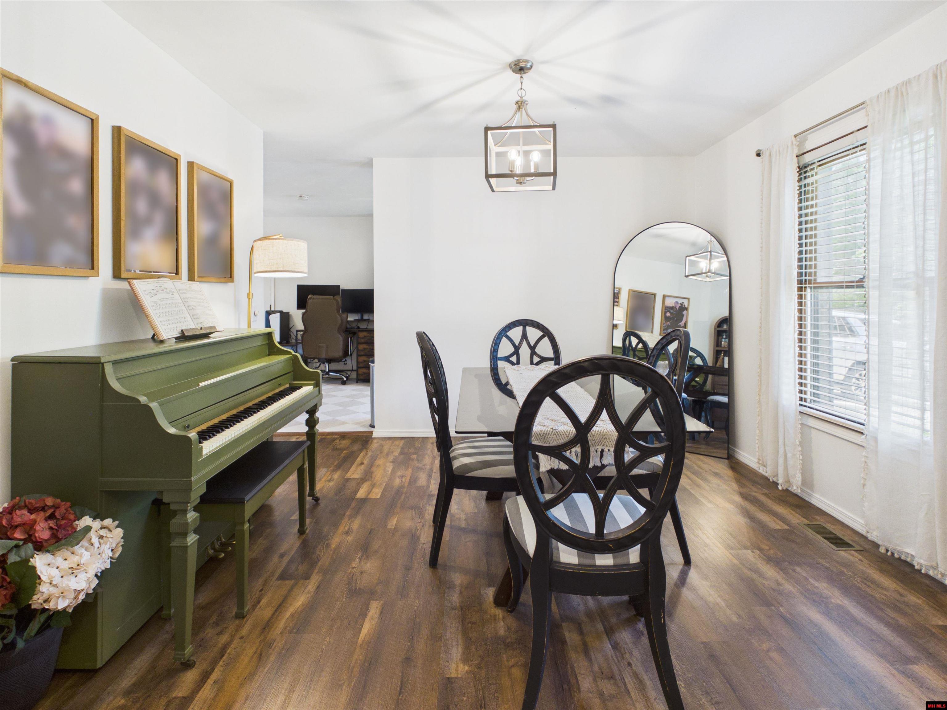 2203 RUSSELL LANE