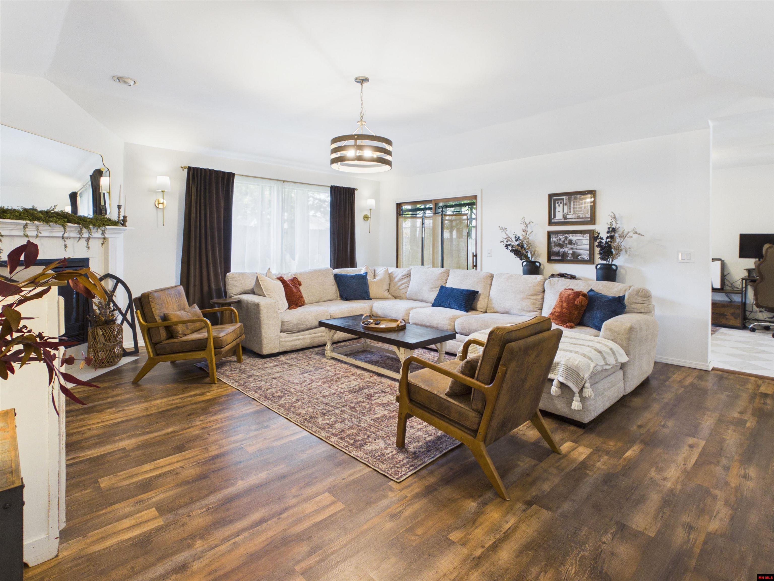 2203 RUSSELL LANE