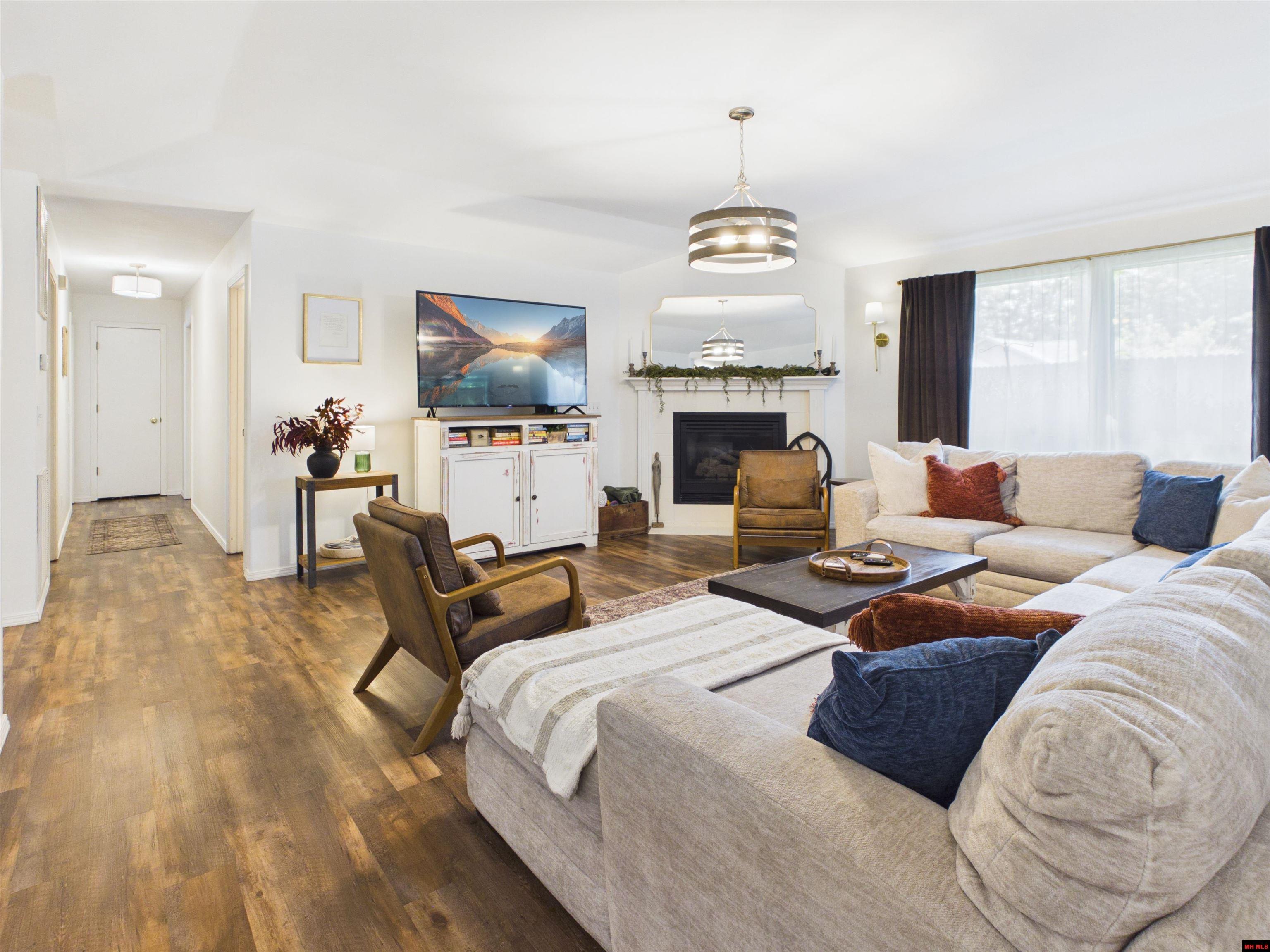 2203 RUSSELL LANE
