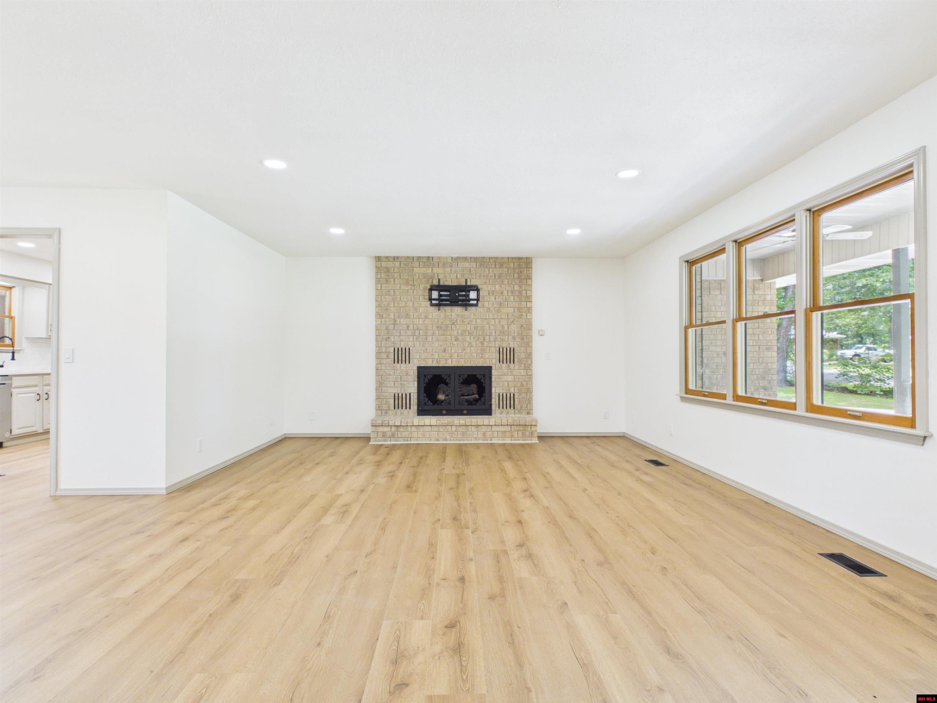 812 BAXTER AVENUE
