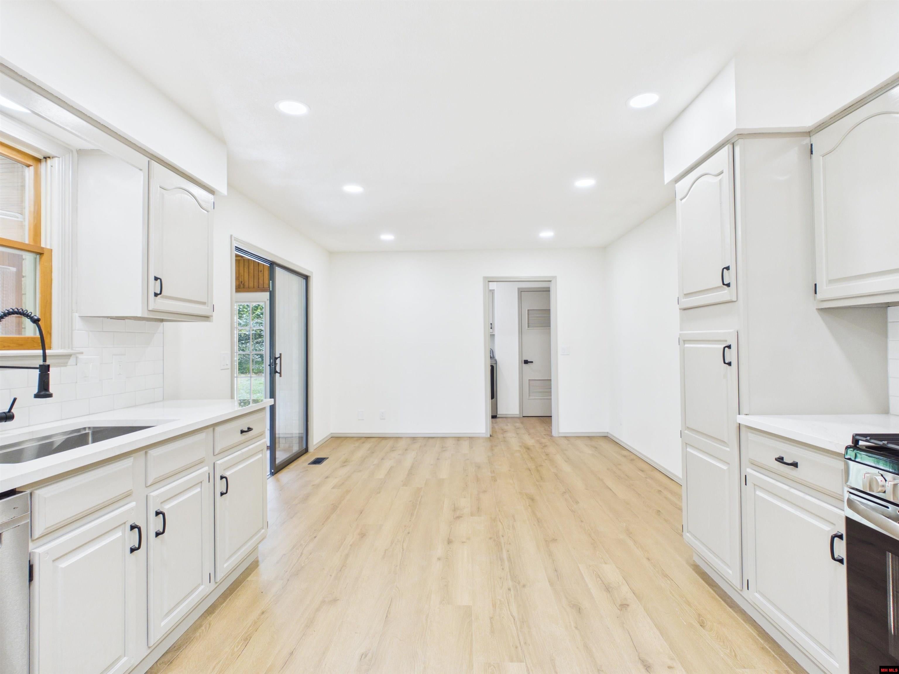 812 BAXTER AVENUE