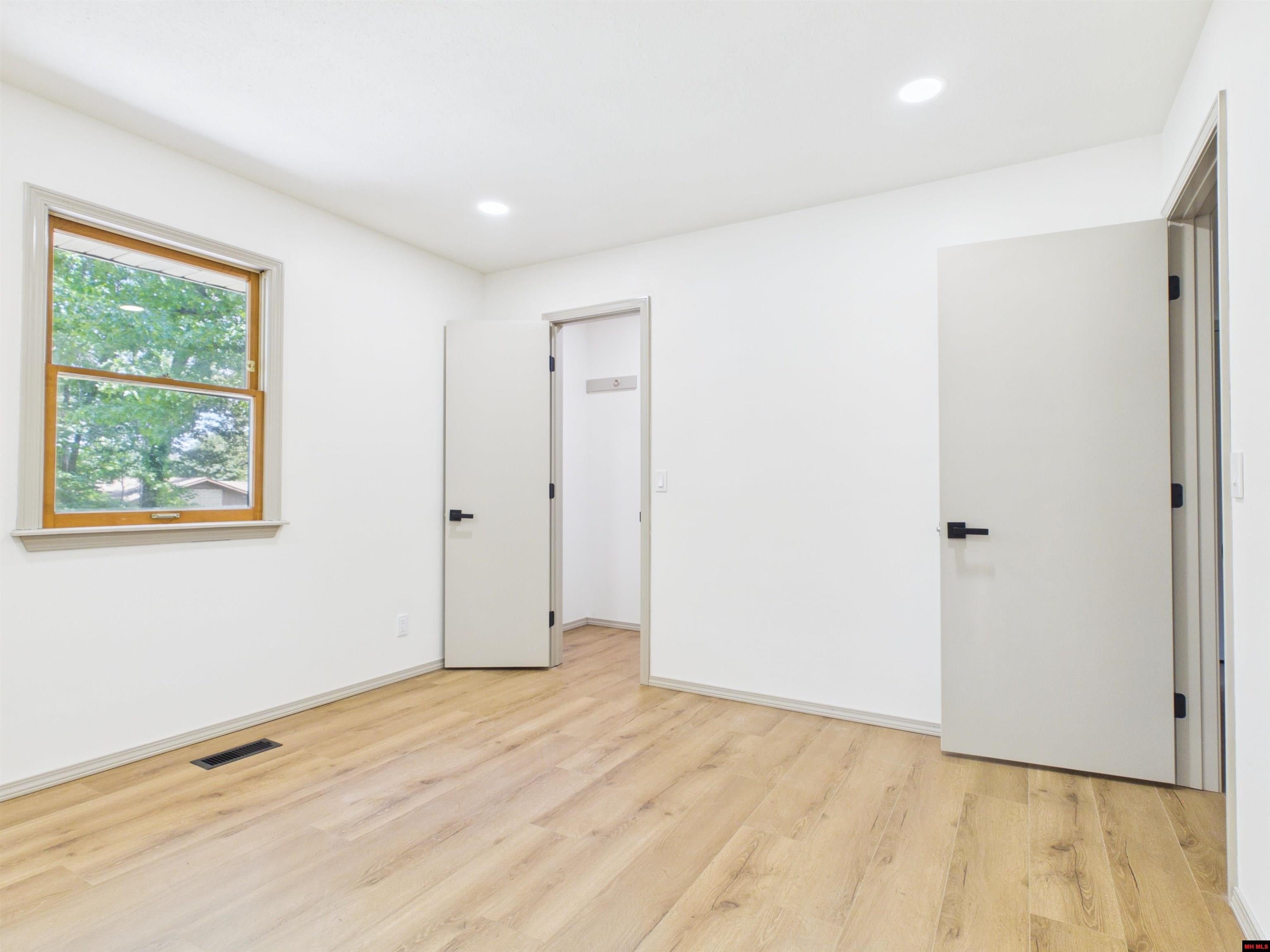812 BAXTER AVENUE