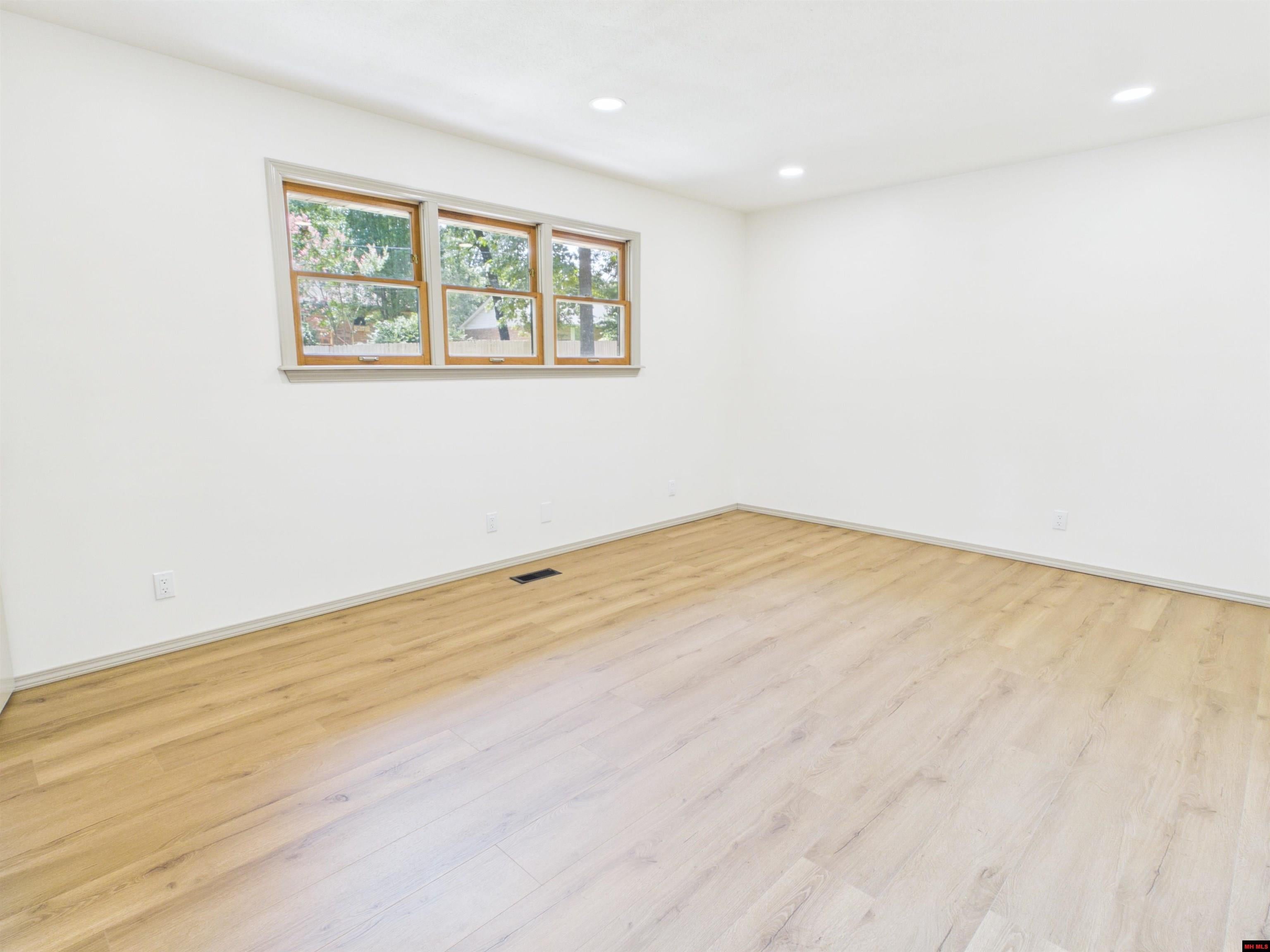 812 BAXTER AVENUE