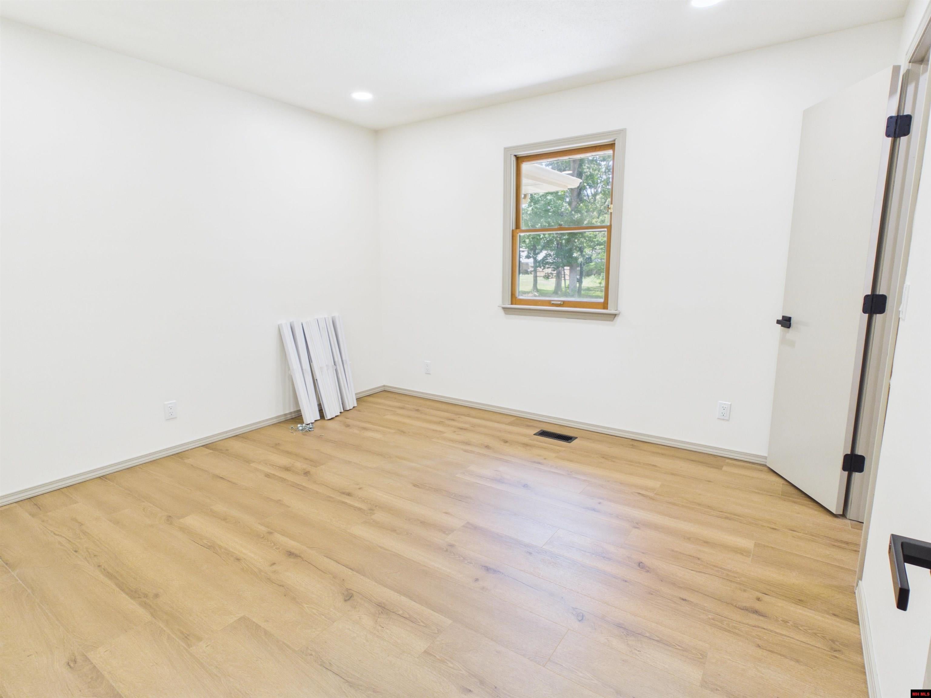 812 BAXTER AVENUE