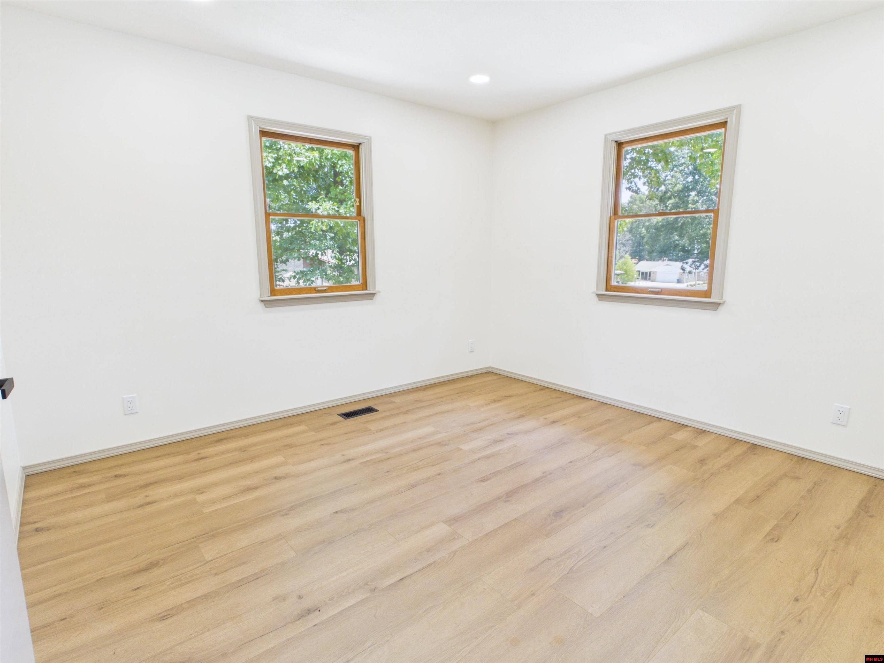 812 BAXTER AVENUE