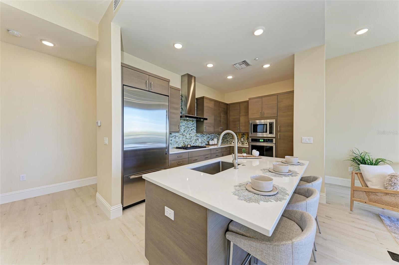 609 GOLDEN GATE PT #402