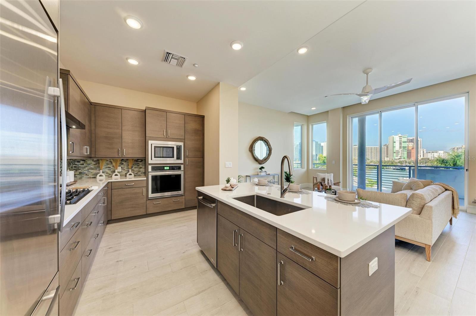 609 GOLDEN GATE PT #402