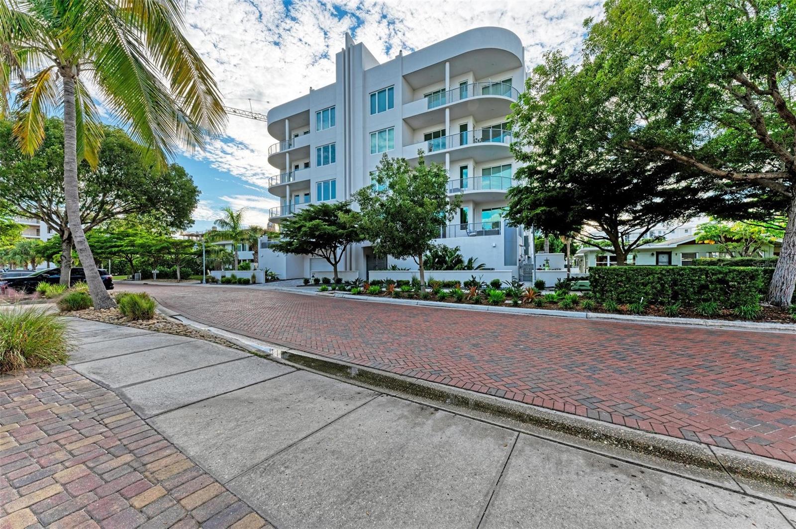 609 GOLDEN GATE PT #402