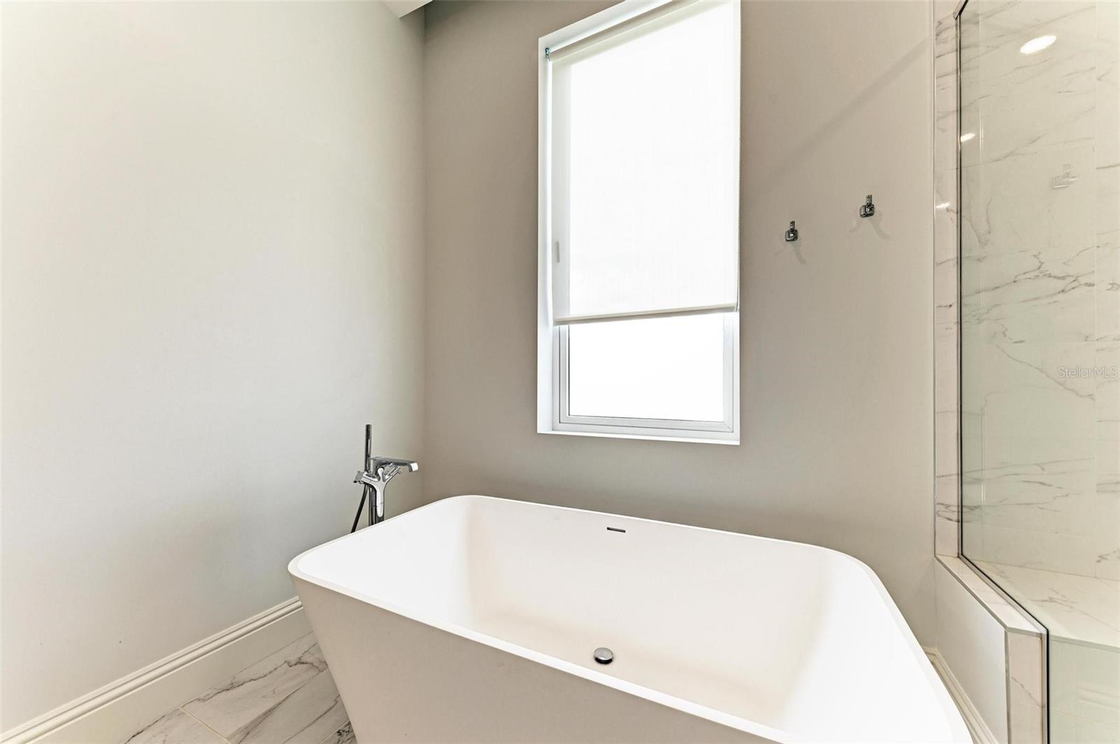 609 GOLDEN GATE PT #402
