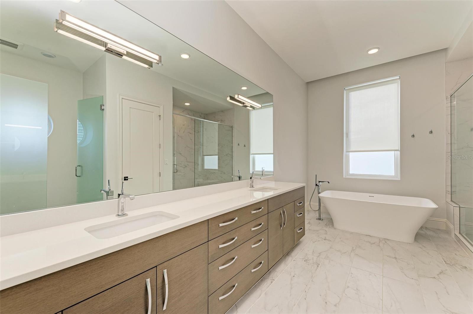 609 GOLDEN GATE PT #402
