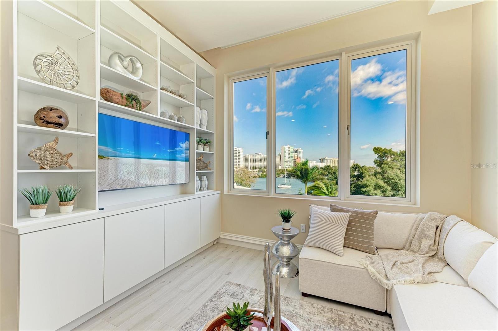 609 GOLDEN GATE PT #402